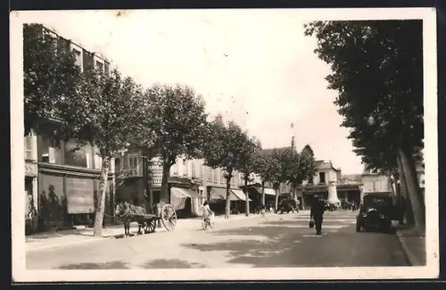 AK Cosne-sur-Loire, Place de la République avec calèches et voitures