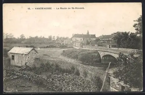 AK Vandenesse, La Route de St-Honoré avec pont et paysage rural