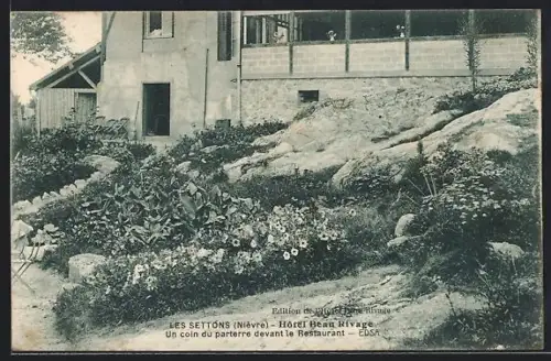 AK Les Settons /Nièvre, Hôtel Beau Rivage, Un coin du parterre devant le Restaurant