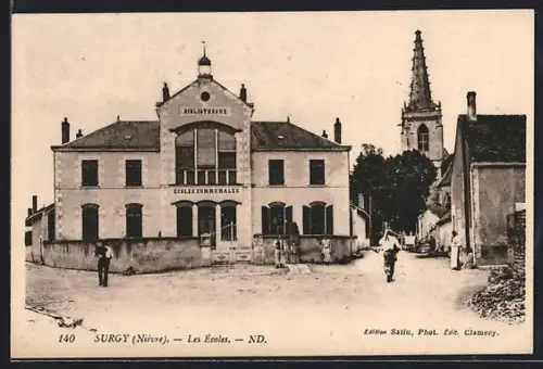 AK Surgy /Nièvre, Les Écoles et vue de l`église en arrière-plan