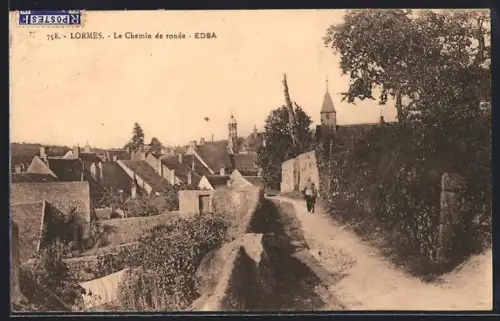AK Lormes, Le Chemin de ronde avec vue sur les toits du village