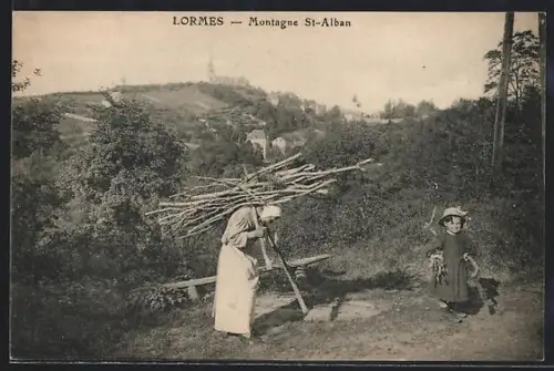 AK Lormes, Montagne St-Alban, scène rurale avec femme et enfant portant du bois