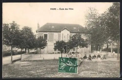 AK Fours, École des Filles avec jardin et élèves assis à l`extérieur