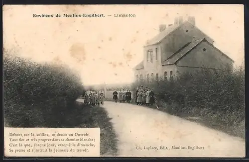 AK Limanton, Groupe d`enfants devant un bâtiment sur une route de campagne