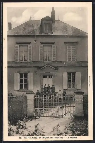AK St-Hilaire-en-Morvan, La Mairie avec un groupe de personnes devant l`entrée