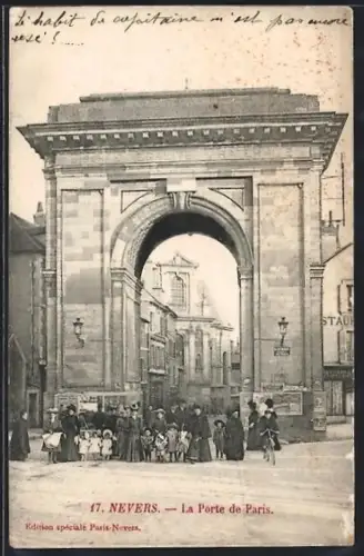 AK Nevers, La Porte de Paris avec des passants devant l`arc monumental