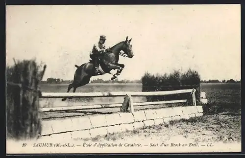 AK Saumur /M.-et-L., École d`Application de Cavalerie, Saut d`un Brook au Breil