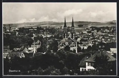 AK Ölsnitz i. V., Stadtansicht mit Kirche und umliegender Landschaft