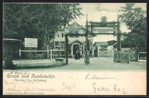AK Berlin-Grunewald, Gasthaus Hundekehle Th. Reimann, Eingang mit Wirtspaar
