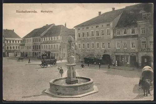 AK Bischofswerda, Marktplatz mit Hotel goldne Sonne und Brunnen