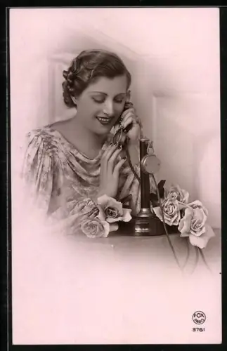 AK Junge Dame am Telefon mit Rosen