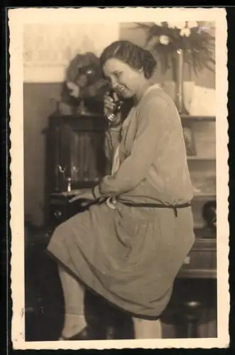 Foto-AK Junge Frau beim Telefonieren