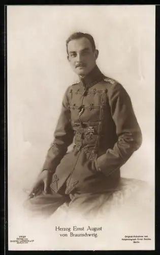 AK Ernst August Herzog von Braunschweig in Uniform und mit Zigarette in der Hand