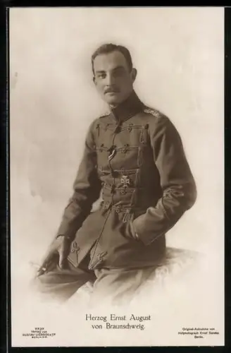 AK Ernst August Herzog von Braunschweig in Uniform und mit Zigarette in der Hand