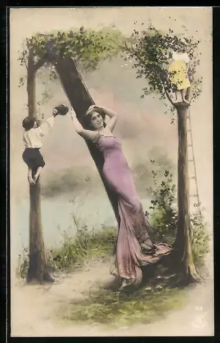 AK Frau mit Kleid und ein Kind am Buchstaben N