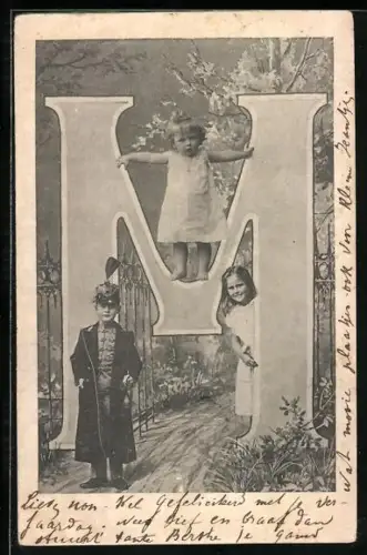 AK Junge in Uniform und zwei Mädchen am Buchstaben M