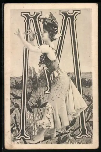AK Junge Frau im Kleid am Buchstaben M