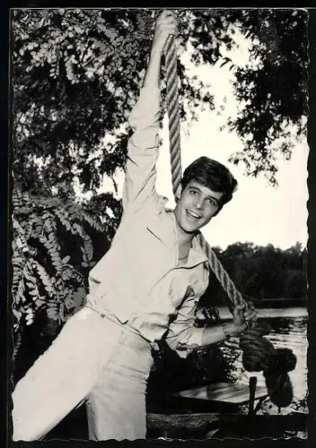 AK Schauspieler Thomas Fritsch mit einem Seil am Ufer