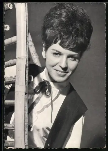 AK Musikerin Manuela lächelnd neben Bambus