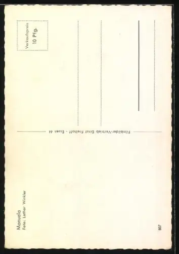 AK Musikerin Manuela lächelnd neben Bambus