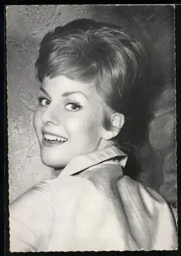 AK Schauspielerin Heidi Brühl lächelnd über ihre Schulter schauend