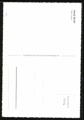 AK Schauspielerin Heidi Brühl lächelnd über ihre Schulter schauend