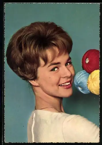 AK Musikerin Conny Froboess posiert neben drei Wollknäueln