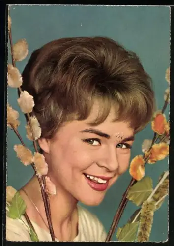 AK Musikerin Conny Froboess lächelt strahlend