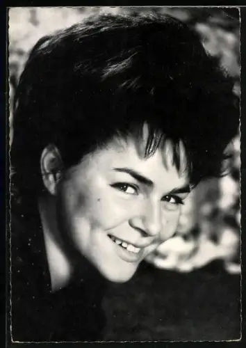 AK Musikerin Conny Froboess lächelnd in Kamera schauend