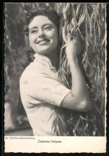 AK Musikerin Caterina Valente lächelnd an Trauerweide