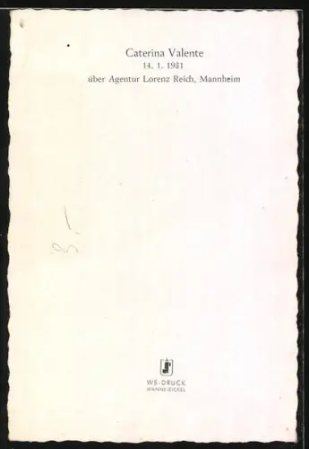 AK Musikerin Caterina Valente lächelnd an Trauerweide