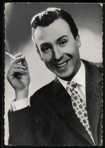 AK Schauspieler Peter Alexander im Anzug mit Krawatte und Zigarette