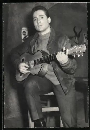 AK Musiker Freddy Quinn nit Gitarre auf einem Hocker sitzend