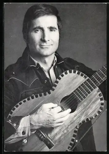 AK Musiker Freddy spielt Gitarre