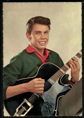 AK Musiker Peter Kraus mit seiner Gitarre