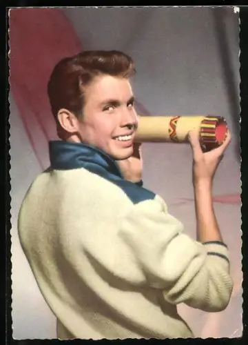 AK Musiker Peter Kraus mit Rassel posierend