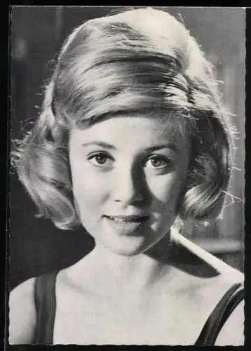 AK Musikerin Gitte im Kleid