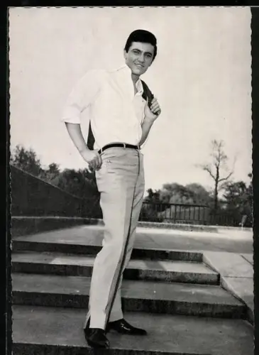 AK Musiker Rex Gildo trägt seine Jacke lässig über der Schulter