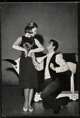 AK Musiker Gitte und Rex Gildo vor Spielzeug-Rind posierend