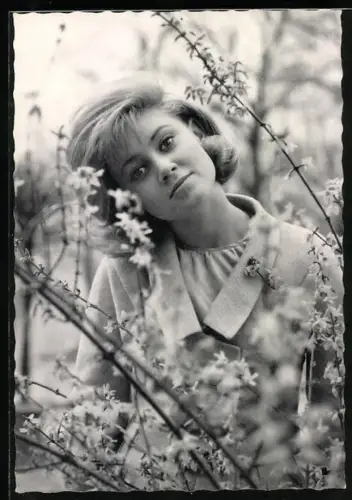 AK Musikerin Gitte an einem blühenden Strauch stehend