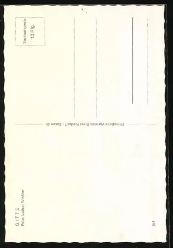 AK Musikerin Gitte an einem blühenden Strauch stehend