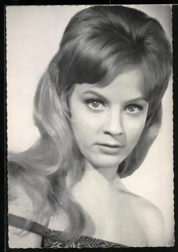 AK Schauspielerin Heidi Brühl in schulterfreiem Kleid