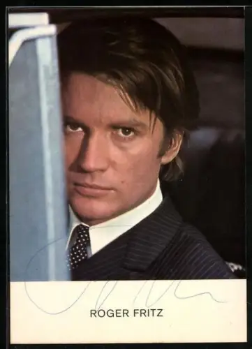 AK Musiker Roger Fritz mit ernstem Blick, Autogramm