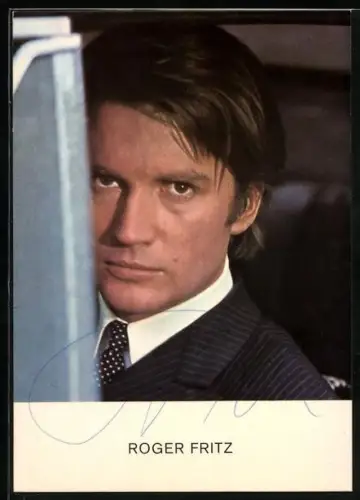AK Musiker Roger Fritz mit ernstem Blick, Autogramm