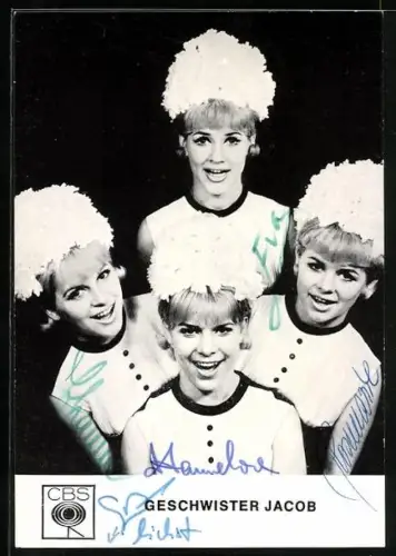 AK Musikerinnen der Band Geschwister Jacob blicken in die Kamera, Autogramme