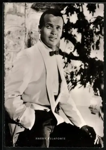 AK Musiker Harry Belafonte im weissen Jackett