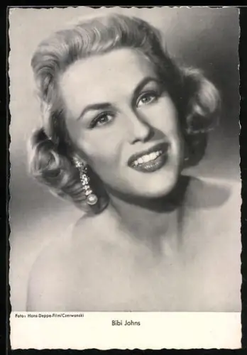 AK Bibi Johns mit langem Perlenohrring