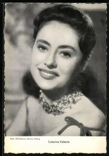 AK Schauspielerin Caterina Valente lächelnd in Kamera schauend