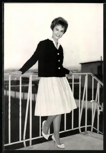 AK Musikerin Conny Froboess im weissen Rock an einem Terrassenzaun