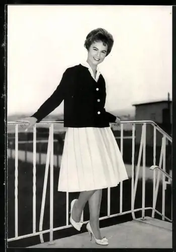 AK Musikerin Conny Froboess im weissen Rock an einem Terrassenzaun